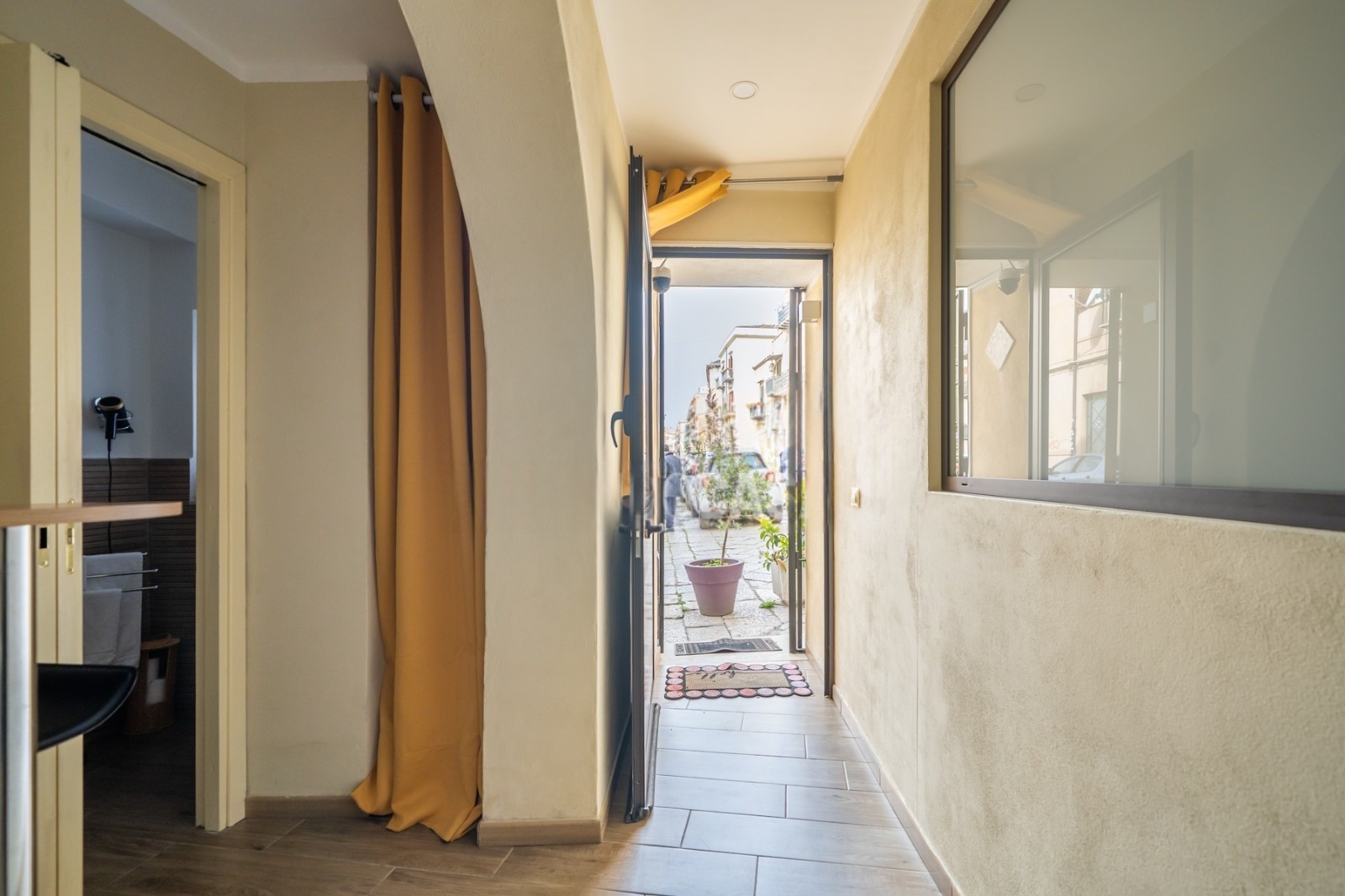 Ingresso luminoso del loft a Palermo
